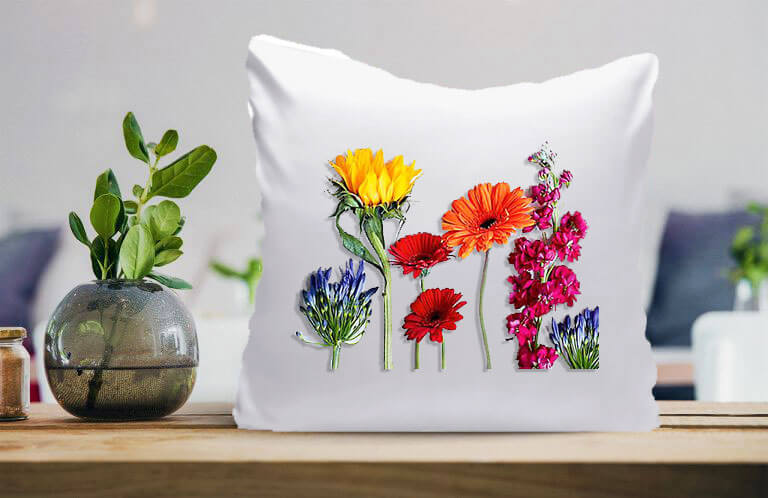 jastuk sa cvetnom dekoracijom